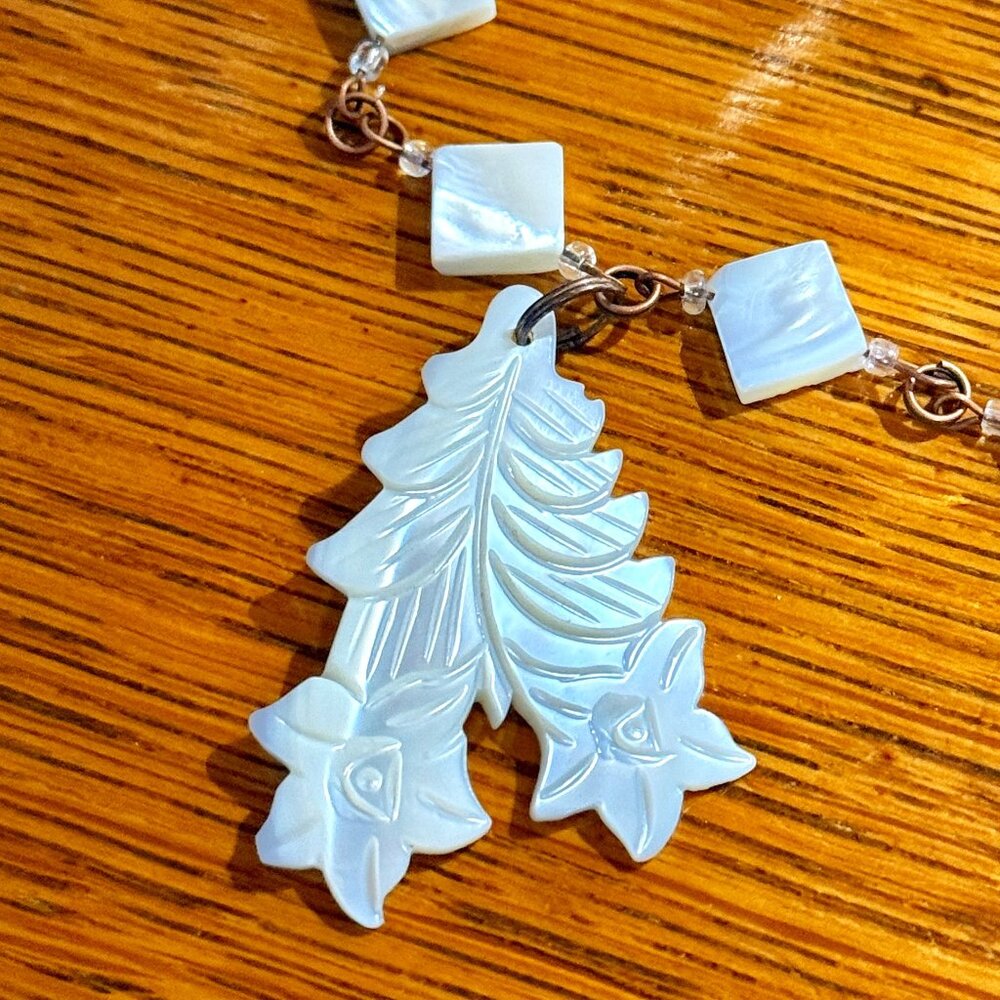 White Mother Of Pearl Flower Pendant Copper Linked Adjustable Necklace